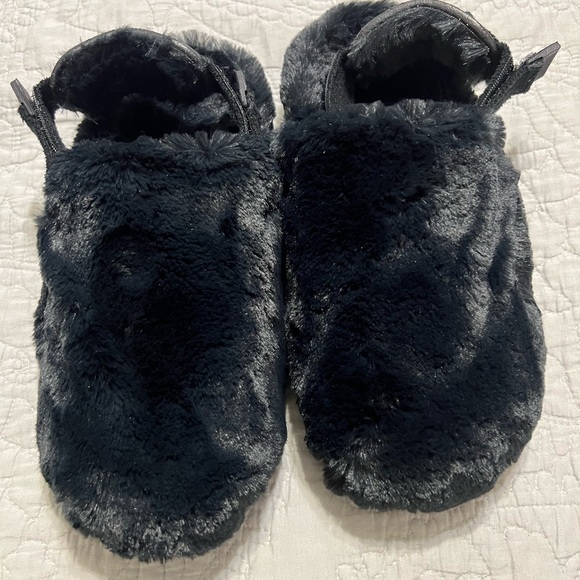 NEW Women's Size 7 Nike Calm Mule Fuzzy Faux Fur Black Sandal Slide slipper - Picture 1 of 5